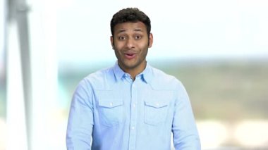 Şaşkın suratlı esmer bir adam..