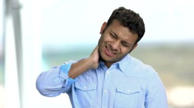 Genç adam boynu ağrıyor..