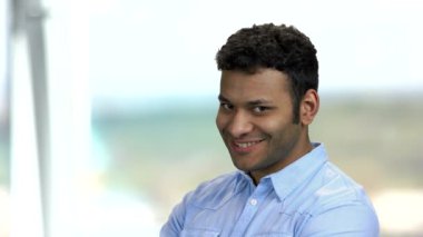 Gülümseyen maço adam sessizliğini koruyor..