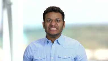 Kızgın Hintli adam agresif bir ifadeyle bağırıyor..