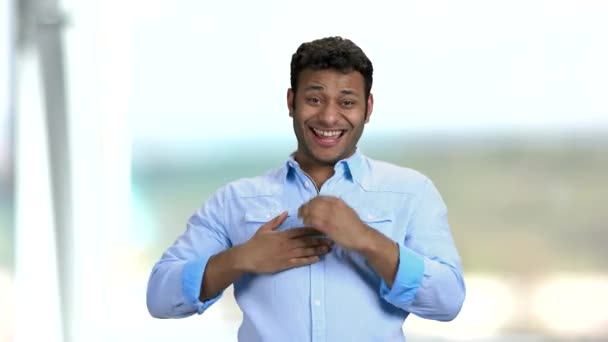 Expressive man is laughing on blurred background. — Stock Video