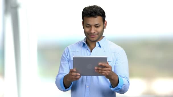 Glücklicher Mann mit Tablet-PC im Videochat. — Stockvideo