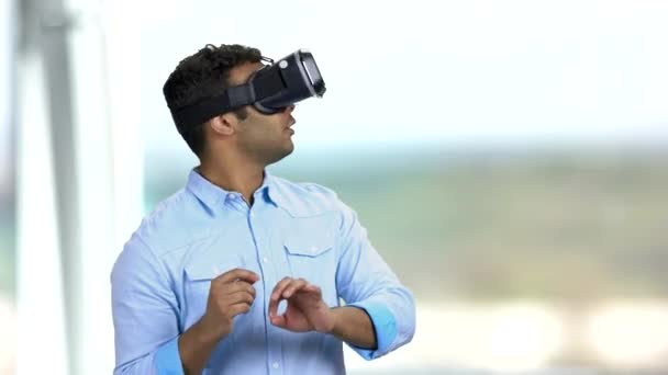 Portret van een jonge bange man met een virtual reality bril. — Stockvideo