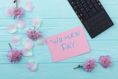 Ofisteki kadınlar günü yatıyordu..