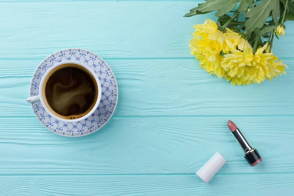 Plat laïc tasse de café avec des fleurs et des lèvres. — Photo