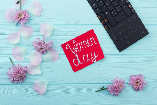 Frauentag mit Blumen und PC-Tastatur. — Stockfoto