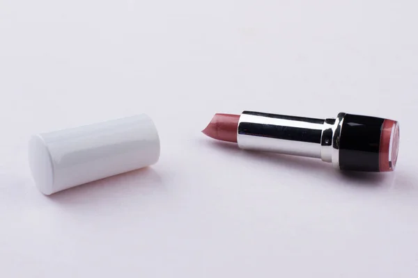 Sluiten geopende lipstift met witte dop. — Stockfoto