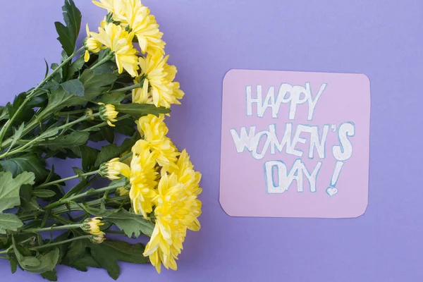 Gelber Blumenstrauß und fröhlicher Frauentag-Wunsch. — Stockfoto