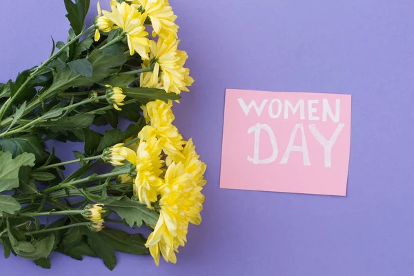 Gelbe Blumen als Geschenk für einen Frauentag. — Stockfoto