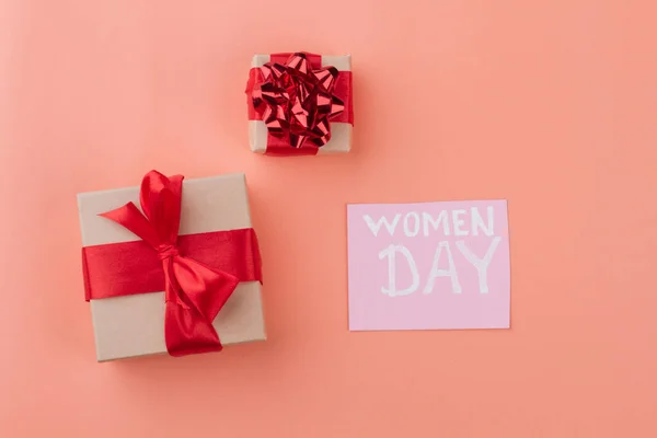 Frauentag und Geschenkboxen von oben. — Stockfoto