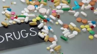 Üzerinde uyuşturucu ve bir sürü hap yazan kağıt etiketi..