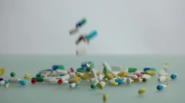 Masaya renkli tıbbi kapsüller düşüyor..