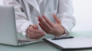 Doktor ve hasta masada otururken sağlık tedavisini tartışıyorlar..