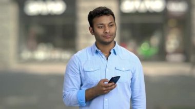 Akıllı telefonla fotoğraf çeken yakışıklı bir adam..