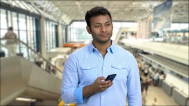 Akıllı telefonla fotoğraf çeken kendine güvenen bir adam..