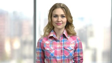 Genç ve güzel bir kadın kameraya bakıyor..