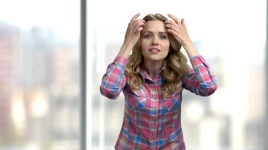 Genç ve güzel bir kadın bulanık arka plana bakıyor..