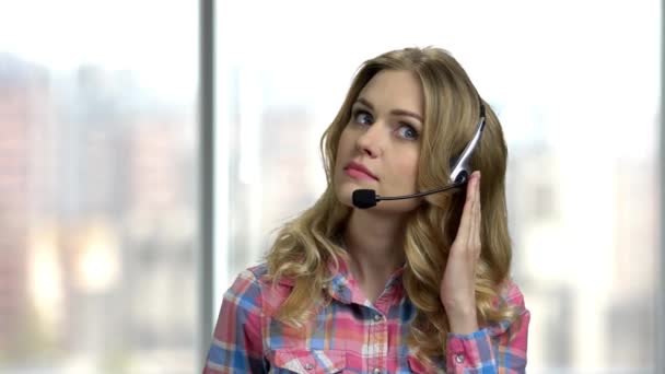 Mooie consultant van call center op wazig achtergrond. — Stockvideo