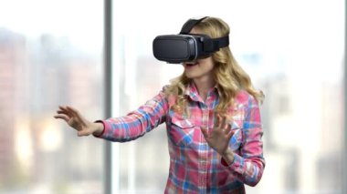 Sanal gerçeklik gözlüğü takan mutlu kız.