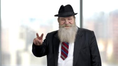 Kıdemli işadamı barış jesti gösteriyor.