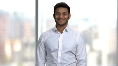 Neşeli Hintli işadamının portresi.