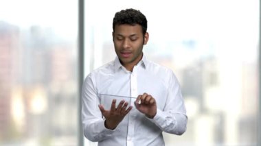 İşadamı sözcüsü fütüristik dijital tabletle çalışıyor.