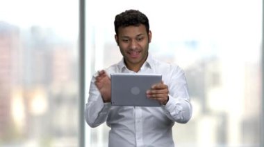 Duygusal iş adamı dijital tablette oyun oynuyor.