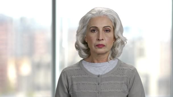 Portret van oudere vrouw met kiespijn. — Stockvideo