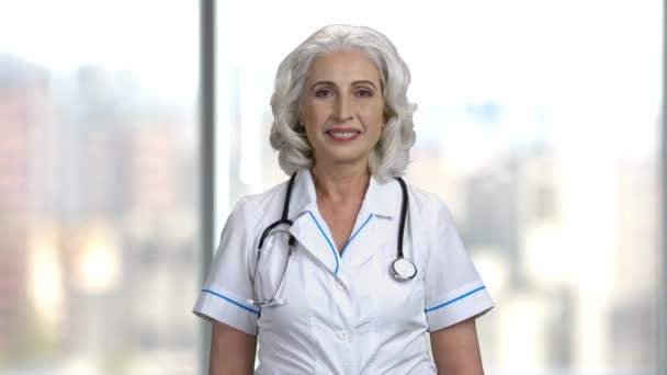 Πορτρέτο της γυναίκας γιατρού σε θολή φόντο. — Αρχείο Βίντεο