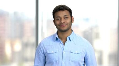 Gülümseyen İş Adamının Portresi Kameraya Bakıyor.