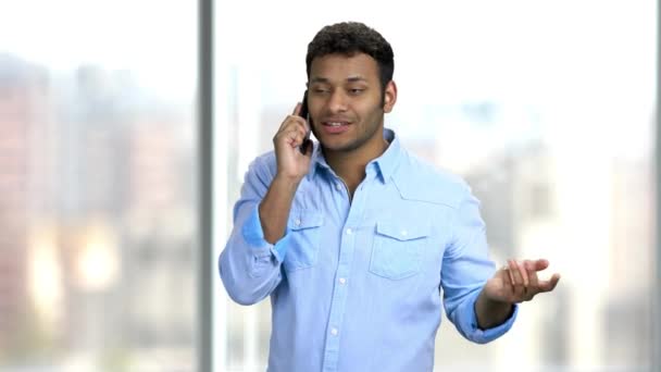 Homem de negócios feliz falando no telefone celular . — Vídeo de Stock