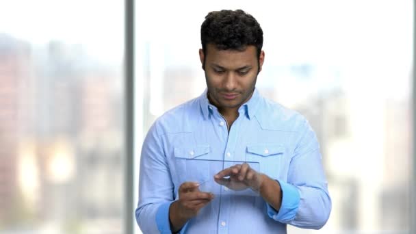 Homem de negócios usando tablet digital transparente. — Vídeo de Stock
