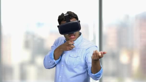 Joven con gafas de realidad virtual. — Vídeo de stock