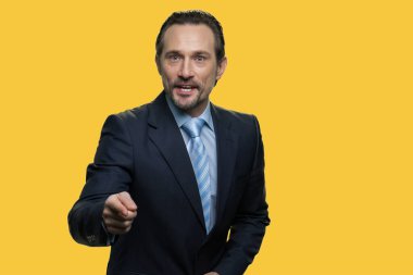 Kızgın işadamı bağırıyor ve kamerayı işaret ediyor..