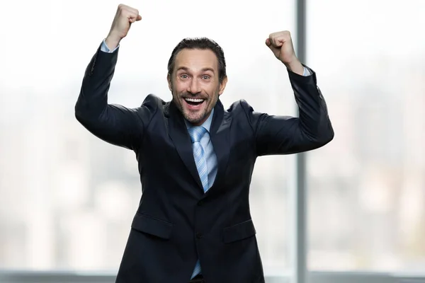 Emocionado hombre de negocios celebrando el éxito. — Foto de Stock