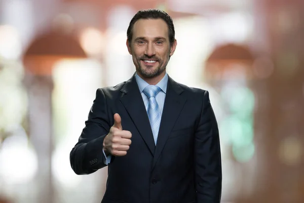 Retrato de hombre de negocios elegante gesto pulgar hacia arriba. — Foto de Stock