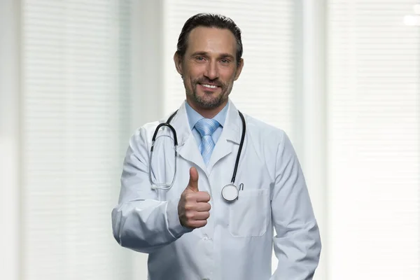 Portrét usmívajícího se doktora ukazujícího gesto palce nahoru. — Stock fotografie