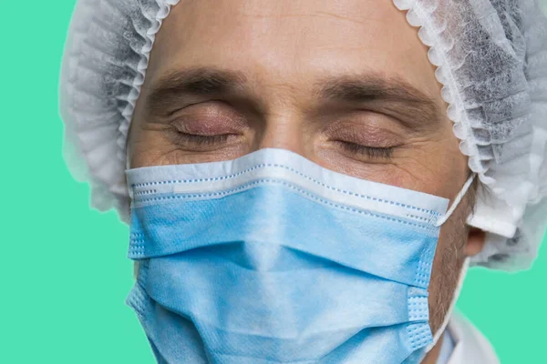 Close up medico in maschera protettiva chiusi gli occhi. — Foto Stock