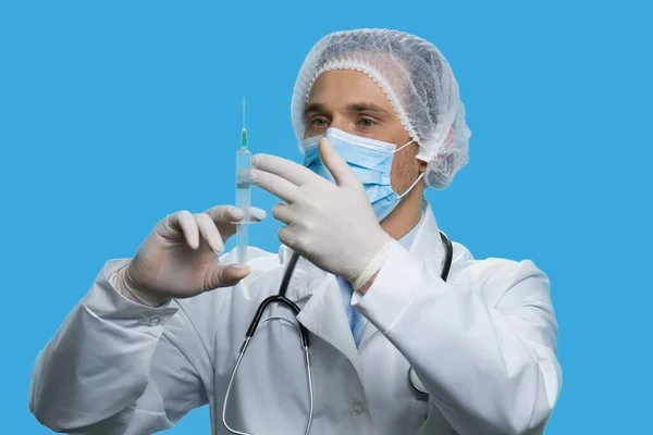 Manlig läkare som håller sprutan med injektion. — Stockfoto