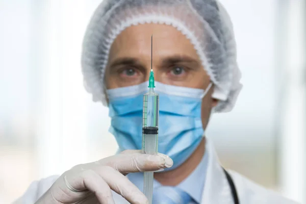 Närbild läkare som förbereder sprutan för injektion. — Stockfoto