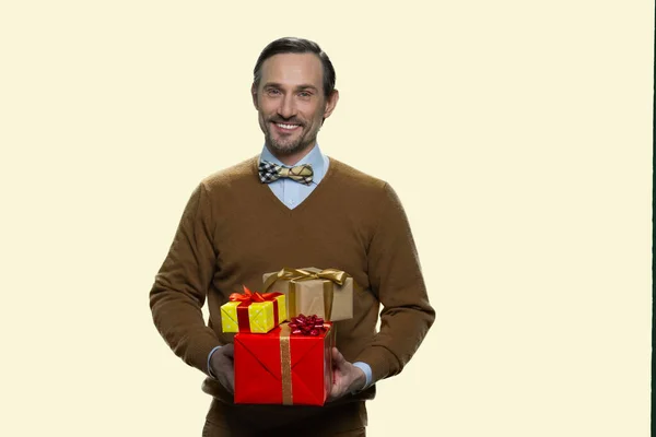 Χαμογελώντας ώριμος άνθρωπος κρατώντας στοίβα από κουτιά δώρων. — Φωτογραφία Αρχείου