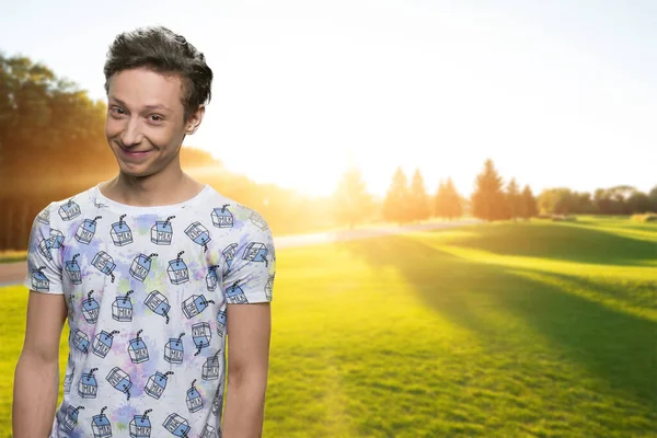 Retrato de menino sorrindo no parque em um dia ensolarado. — Fotografia de Stock