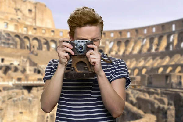 Turystyczny chłopiec za pomocą kamery odkryty. — Zdjęcie stockowe