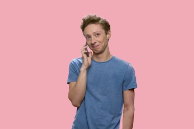 Cep telefonuyla konuşan yakışıklı çocuk..