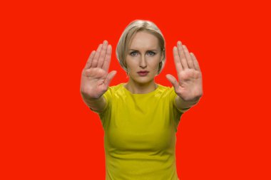 Genç bir kadın iki eliyle dur işareti yapıyor..