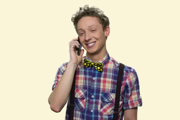 Glad leende tonåring pojke talar på mobiltelefon. — Stockfoto