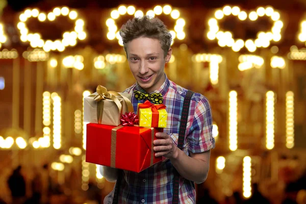 Teenager hält Stapel von Geschenkboxen in der Hand. — Stockfoto