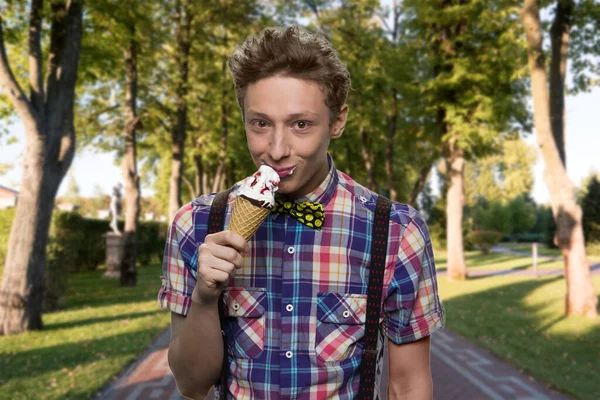 Ragazzo adolescente che tiene un gelato all'aperto. — Foto Stock