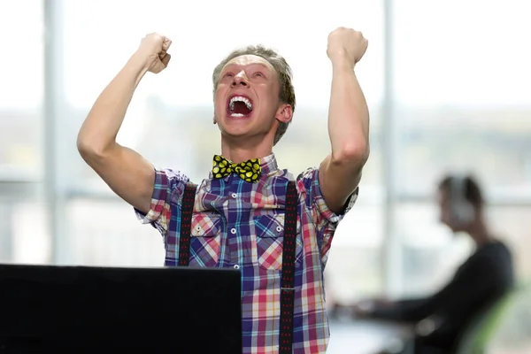 Geschokt expressieve tiener guy vieren overwinning. — Stockfoto