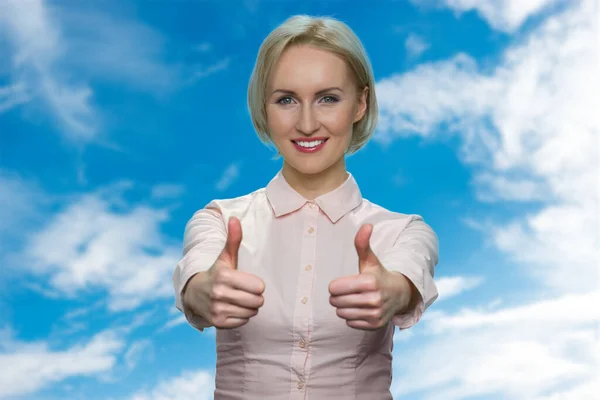 Feliz mujer sonriente sobre fondo azul del cielo. — Foto de Stock